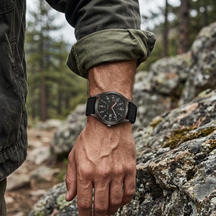Military watch with nylon strap – Water-resistant, shock-resistant, and luminous hands